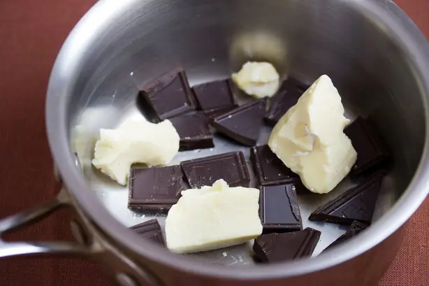 Foto von Baking Chocolate für Kuchen & Desserts – fertig angerichtet