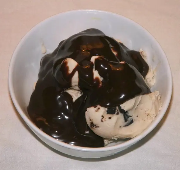 Foto von Hausgemachter Schokoladensirup – fertig angerichtet