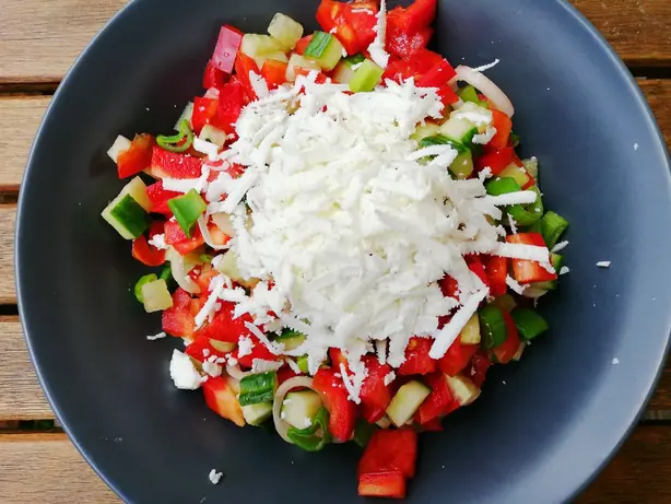 Foto von Bulgarischer Schopska-Salat klassisch (2) – fertig angerichtet