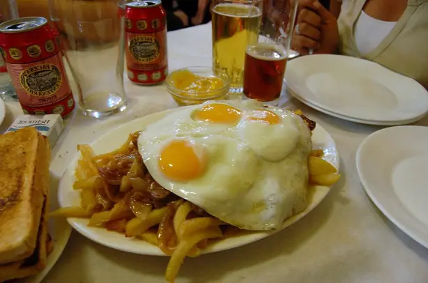Foto von Chilenische Chorrillana klassisch – fertig angerichtet