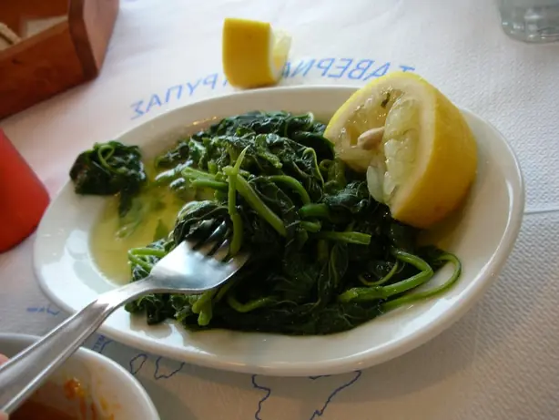 Foto von Griechische Chorta klassisch – fertig angerichtet