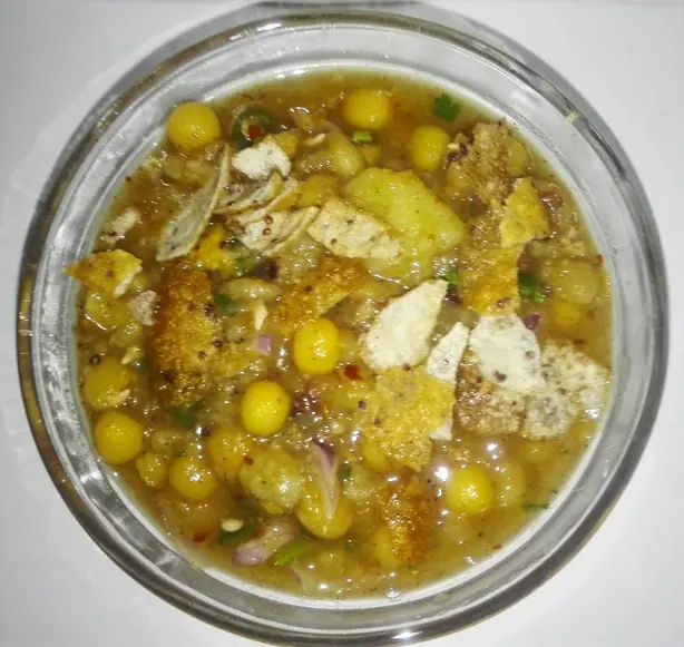 Foto von Bengalisches Chotpoti Streetfood – fertig angerichtet