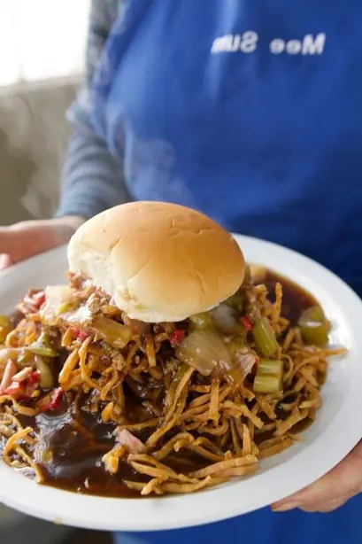 Foto von New England Chow Mein Sandwich – fertig angerichtet