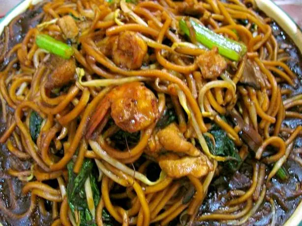 Foto von Klassisches Hähnchen Chow Mein – fertig angerichtet