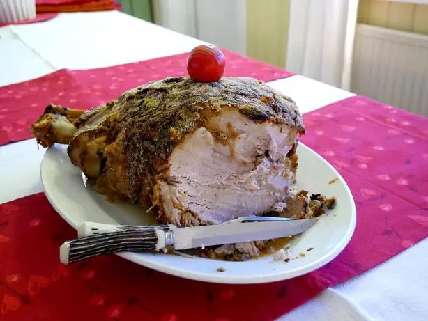 Foto von Klassischer glasierter Weihnachtsschinken – fertig angerichtet
