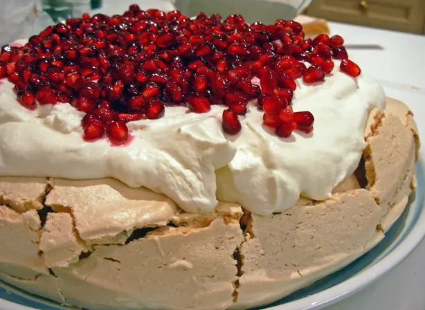 Foto von Klassische Pavlova mit Früchten – fertig angerichtet