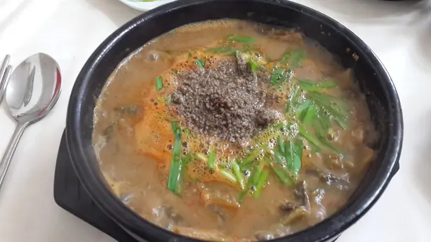 Foto von Koreanische Chueo-tang Suppe – fertig angerichtet