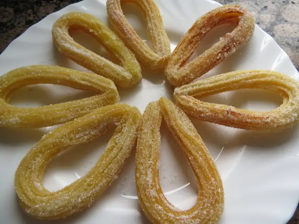Foto von Klassische Spanische Churros (2) – fertig angerichtet
