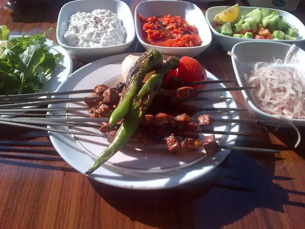 Foto von Türkischer Leberspieß Ciğer Kebabı – fertig angerichtet