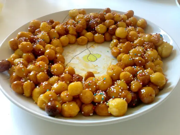 Foto von Italienische Cicerchiata klassisch – fertig angerichtet