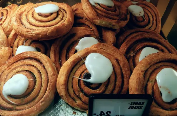 Foto von Klassische Dabby-Doughs Zimtschnecken – fertig angerichtet