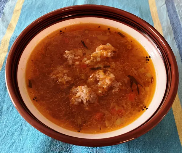 Foto von Rumänische Ciorbă de perișoare (2) – fertig angerichtet