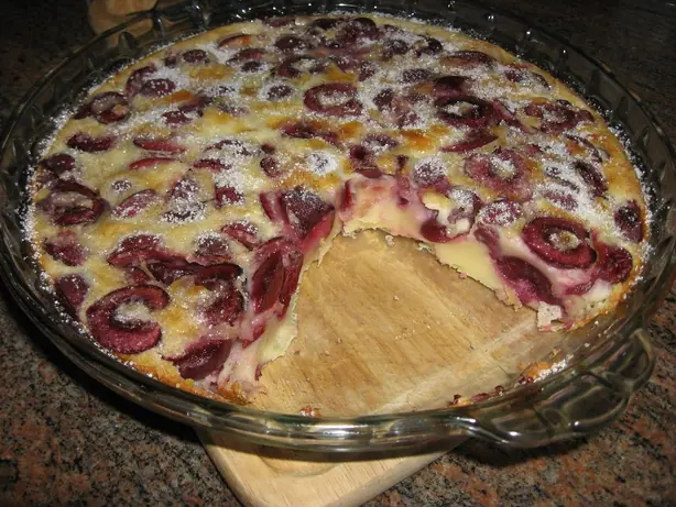 Foto von Klassischer Kirsch-Clafoutis – fertig angerichtet