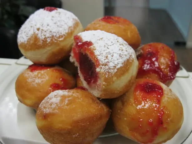 Foto von Klassische Sufganiyot für Chanukka – fertig angerichtet