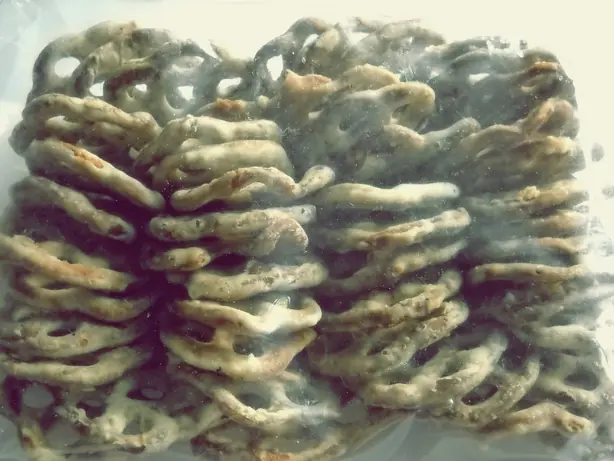 Foto von Bruneiische Ringkuchen Kuih Cincin – fertig angerichtet