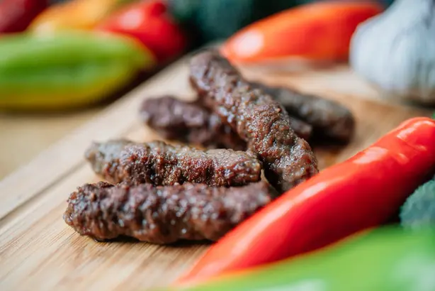 Foto von Bosnische Ćevapi Original – fertig angerichtet