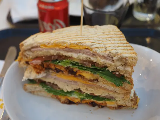 Foto von Klassisches New York Club Sandwich – fertig angerichtet