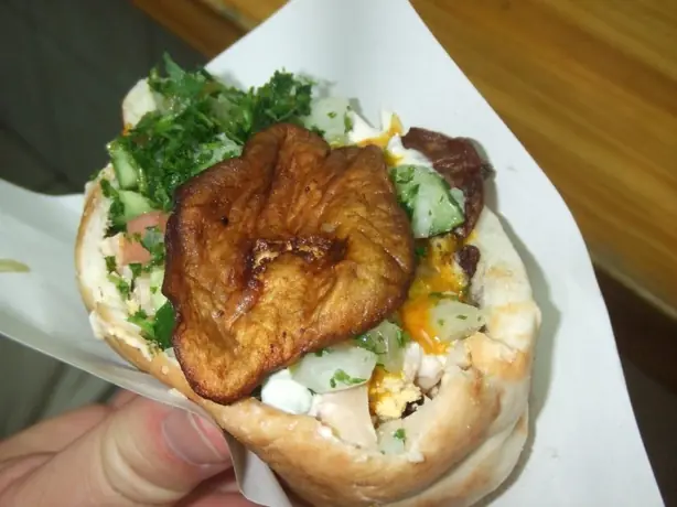 Foto von Israelisches Sabich Sandwich klassisch – fertig angerichtet