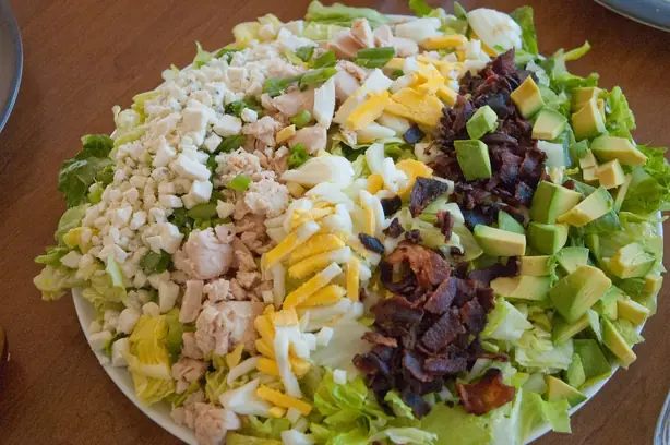 Foto von Klassischer Hollywood Cobb Salad – fertig angerichtet