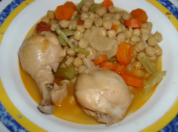 Foto von Madrider Kichererbsen-Eintopf Cocido Madrileño – fertig angerichtet