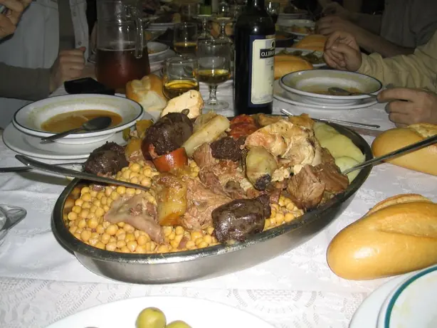 Foto von Klassischer Cocido Madrileño – fertig angerichtet