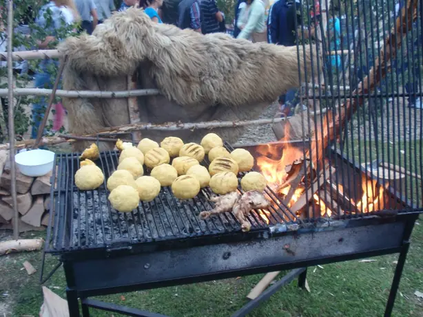 Foto von Rumänische Polentabällchen Cocoloși – fertig angerichtet
