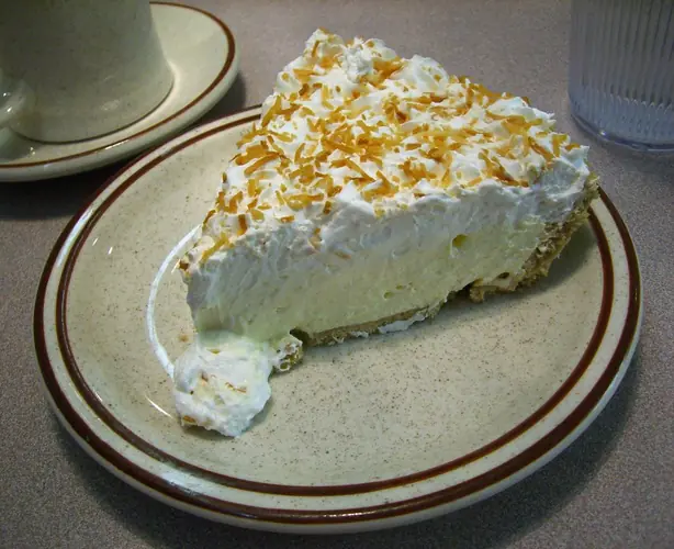 Foto von Amerikanischer Banana Cream Pie – fertig angerichtet