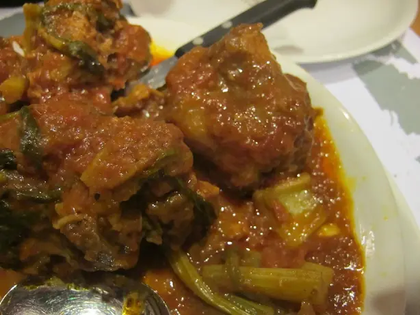 Foto von Römische Coda alla vaccinara klassisch – fertig angerichtet