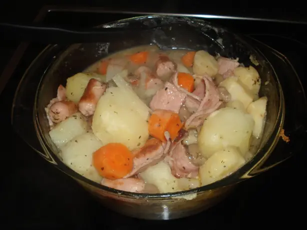 Foto von Irischer Coddle Eintopf Dublin-Art – fertig angerichtet