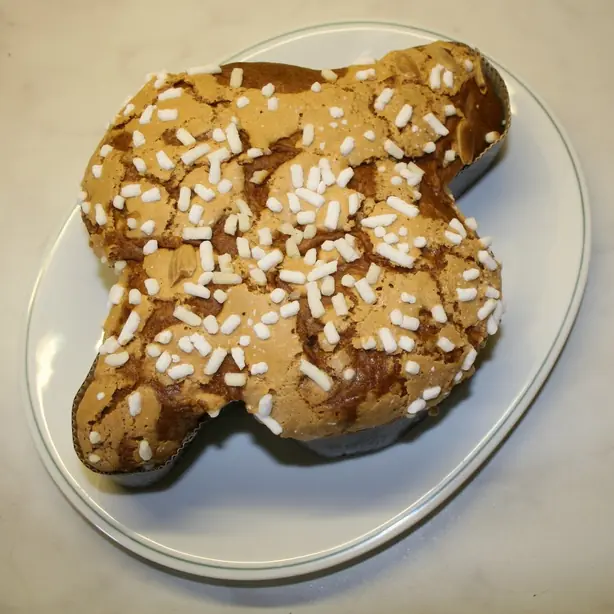 Foto von Klassische Colomba Pasquale (3) – fertig angerichtet