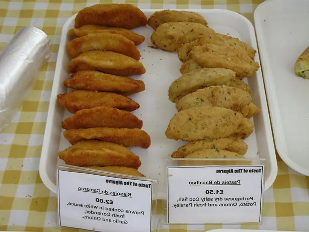 Foto von Portugiesische Bolinhos de Bacalhau – fertig angerichtet