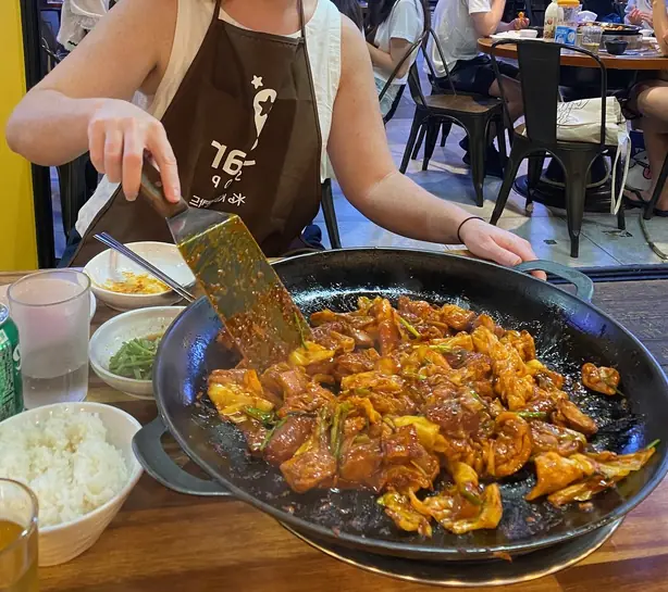 Foto von Koreanisches Dak-galbi Klassisch – fertig angerichtet