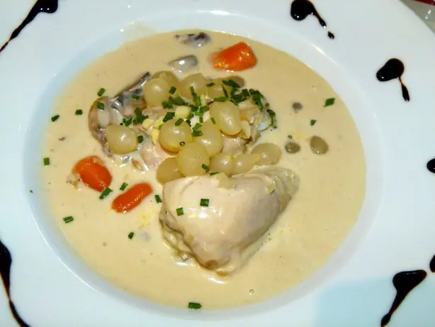 Foto von Französisches Coq au Vin Klassisch – fertig angerichtet