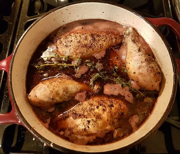 Foto von Klassischer Coq au Vin – fertig angerichtet