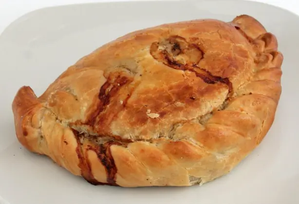 Foto von Klassische Cornish Pasty – fertig angerichtet