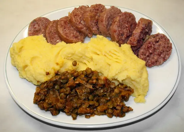 Foto von Hausgemachter Cotechino Modena Art – fertig angerichtet