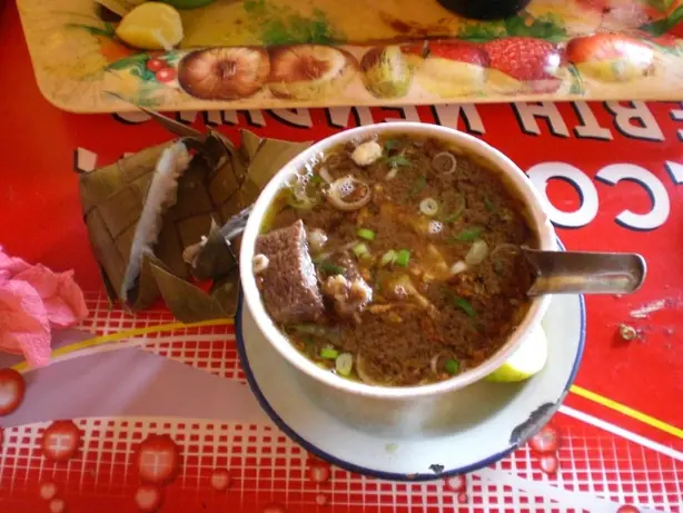 Foto von Indonesische Coto Makassar Rindersuppe – fertig angerichtet