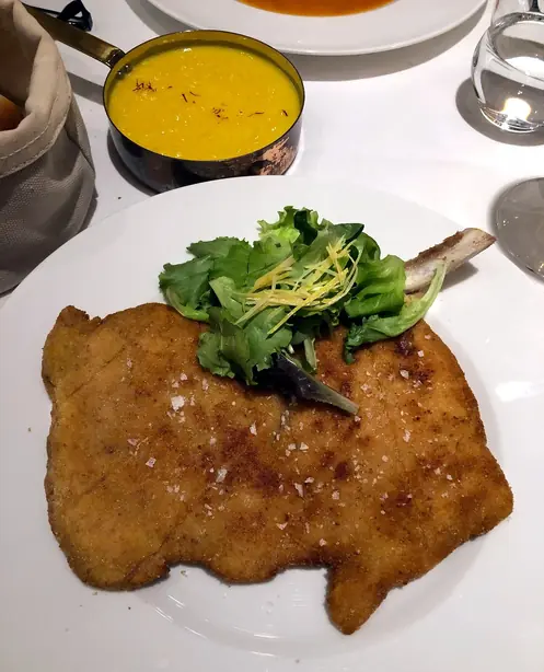 Foto von Klassisches Cotoletta alla Milanese – fertig angerichtet