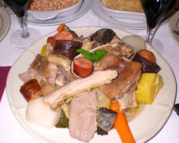 Foto von Klassischer Cozido à Portuguesa – fertig angerichtet