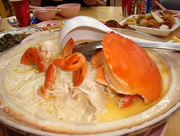 Foto von Singapurisches Crab Bee Hoon – fertig angerichtet