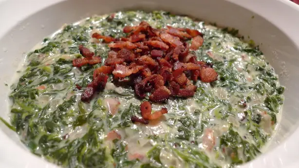 Foto von Klassischer Steakhouse Creamed Spinach – fertig angerichtet