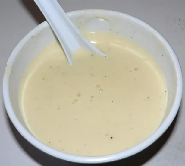 Foto von Klassische Crème anglaise – fertig angerichtet