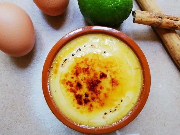 Foto von Klassische Crema Catalana – fertig angerichtet