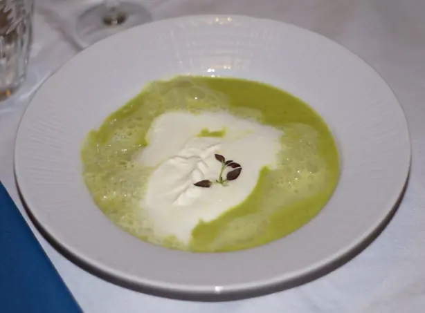 Foto von Klassische Crème Ninon mit Champagner – fertig angerichtet