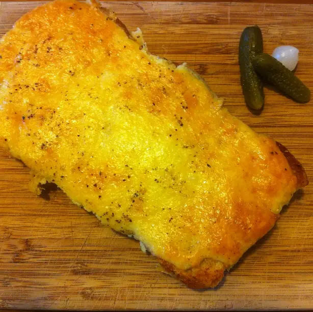 Foto von Klassische Schweizer Käseschnitte – fertig angerichtet