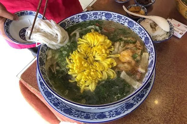 Foto von Yunnan Crossing-the-Bridge Nudelsuppe (3) – fertig angerichtet