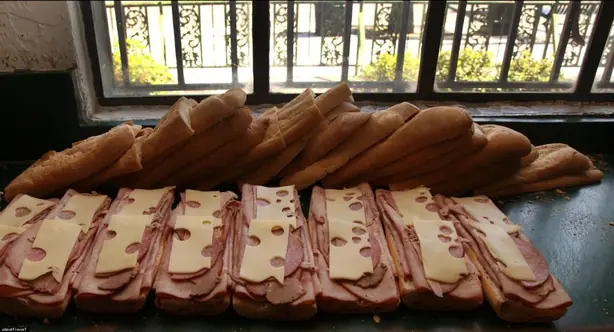 Foto von Klassisches Cuban Sandwich – fertig angerichtet