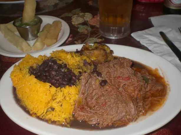 Foto von Kubanisches Ropa Vieja klassisch (2) – fertig angerichtet