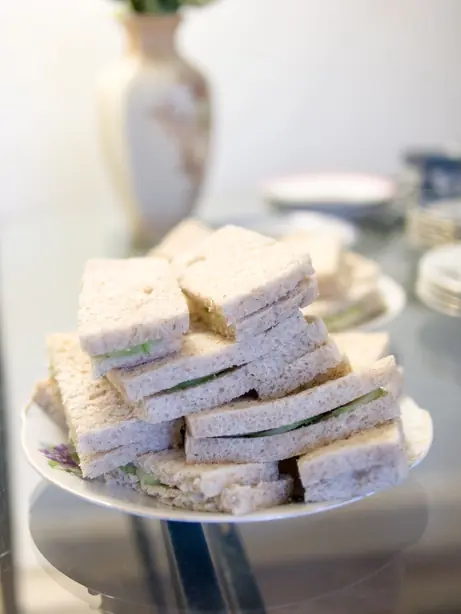 Foto von Englisches Gurkensandwich klassisch – fertig angerichtet