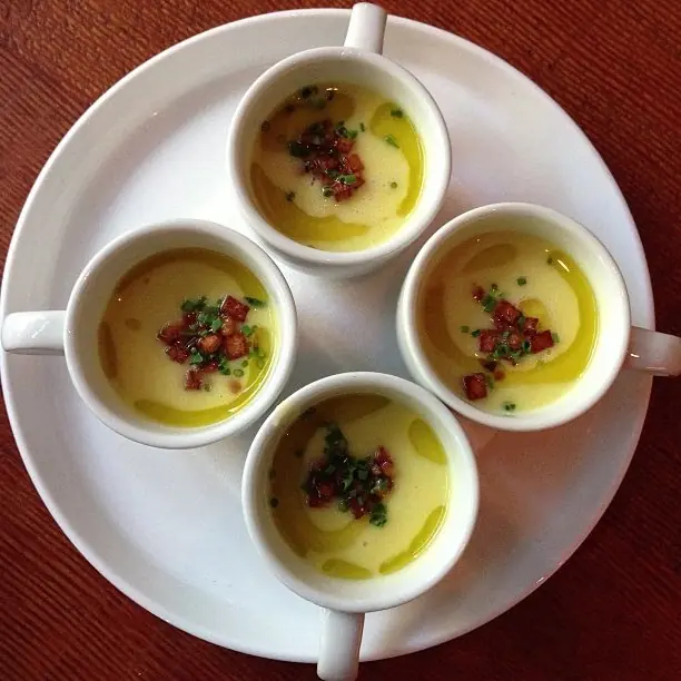 Cups of corn chowder with bacon, potato, olive oil and chives – Foto: Arnold Gatilao from Oakland, C (CC BY 2.0)